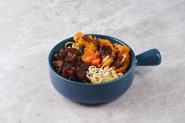 Чанжанмён с цыпленком фри